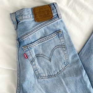Levis Premium Ribcage Jeans Middle Road